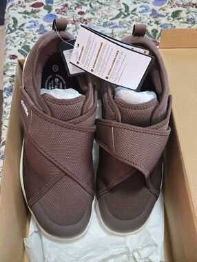 Fitville size 12.5 Extra Wide Men's Shoes in coffee - 2 velcro straps